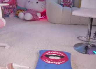 She's live on Maxi.cam