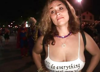 Elle montre ses seins et sa chatte à des inconnus lors d'une fête de rue