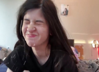 Surprise par le jet de sperme