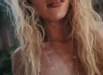She's live on Maxi.cam