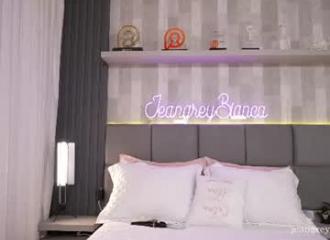She's live on Maxi.cam