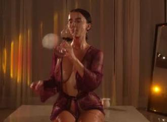 She's live on Maxi.cam