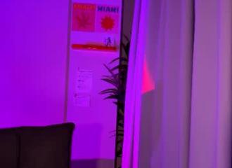 She's live on Maxi.cam