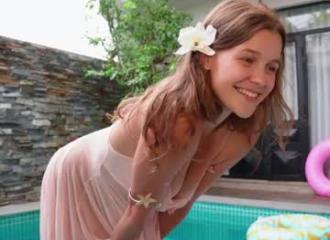 She's live on Maxi.cam