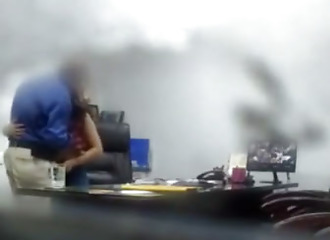 Une secrétaire branle son patron
