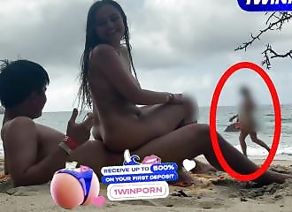 Je me fais surprendre alors que je baise avec ma belle-soeur sur la plage