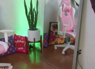 She's live on Maxi.cam