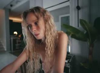 She's live on Maxi.cam